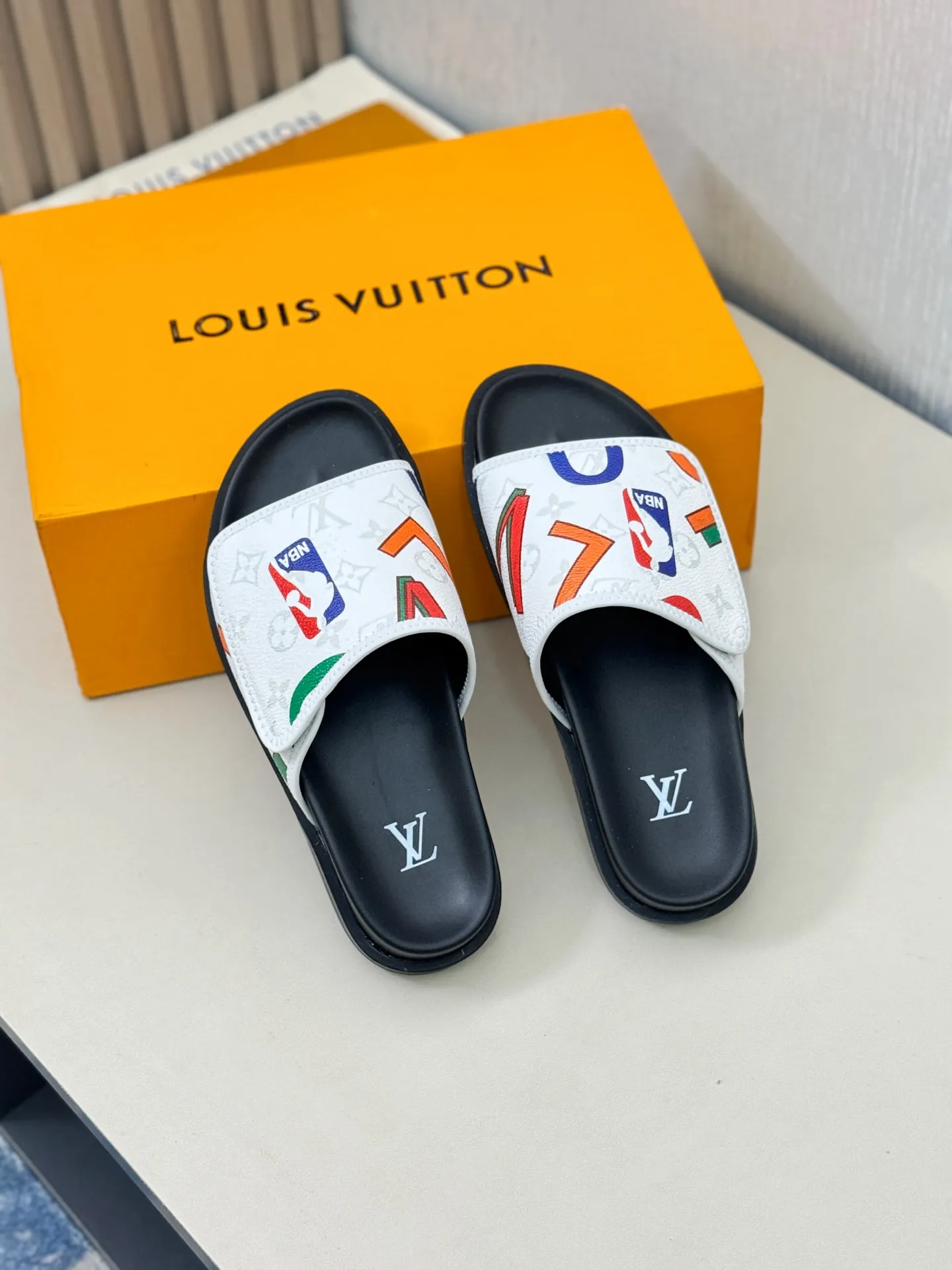 [L Home] P: 340💰Size: 38-45 Top purchasing agent lv men's summer slippers, classic presbyopia with Velcro, soft real leather lining, unique color splicing effect, distinctive personality, fashionable and trendy essential style, light and comfortable. Lightweight and tough rubber insole, micro ridged foam outsole, super comfortable!